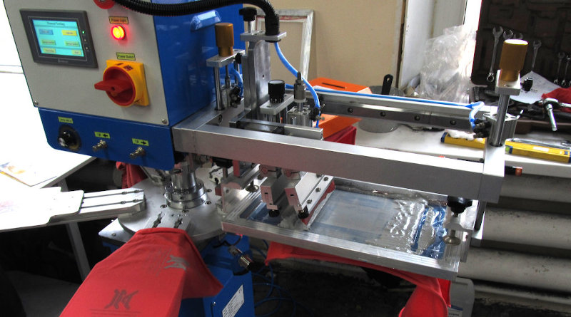 Предлагаем автоматический станок 130х150 мм для печати этикеток на футболках 1×5 + 2 подсушки